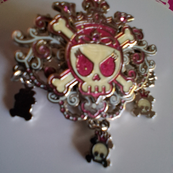 🔥Disney Pirates Of The Caribbean Princess Skull Pin Collectible EUC - Picture 2 of 6